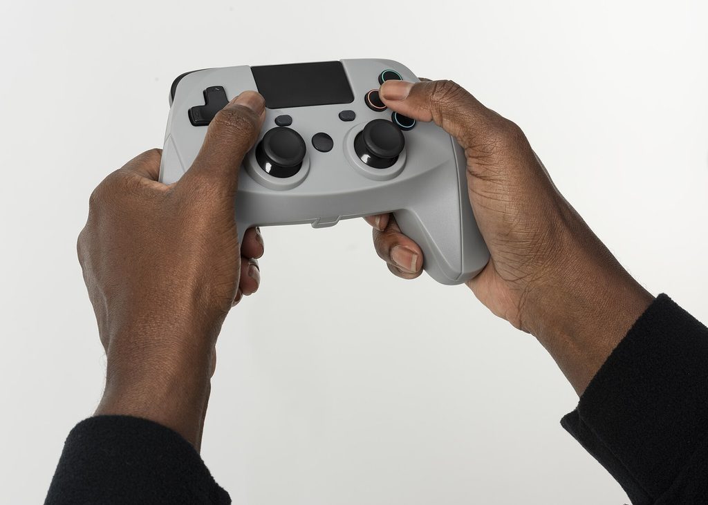 Hands_holding_video_game_controller_50811892858-1024x731 Videogiochi e vita digitale in Europa: competenze, creatività e nuove opportunità